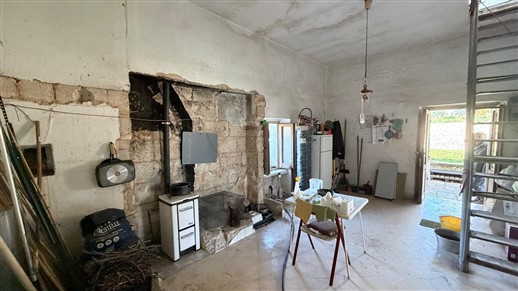 Antico Fabbricato Alle Porte di Putignano, Parzialmente In Pietra e Terreno.